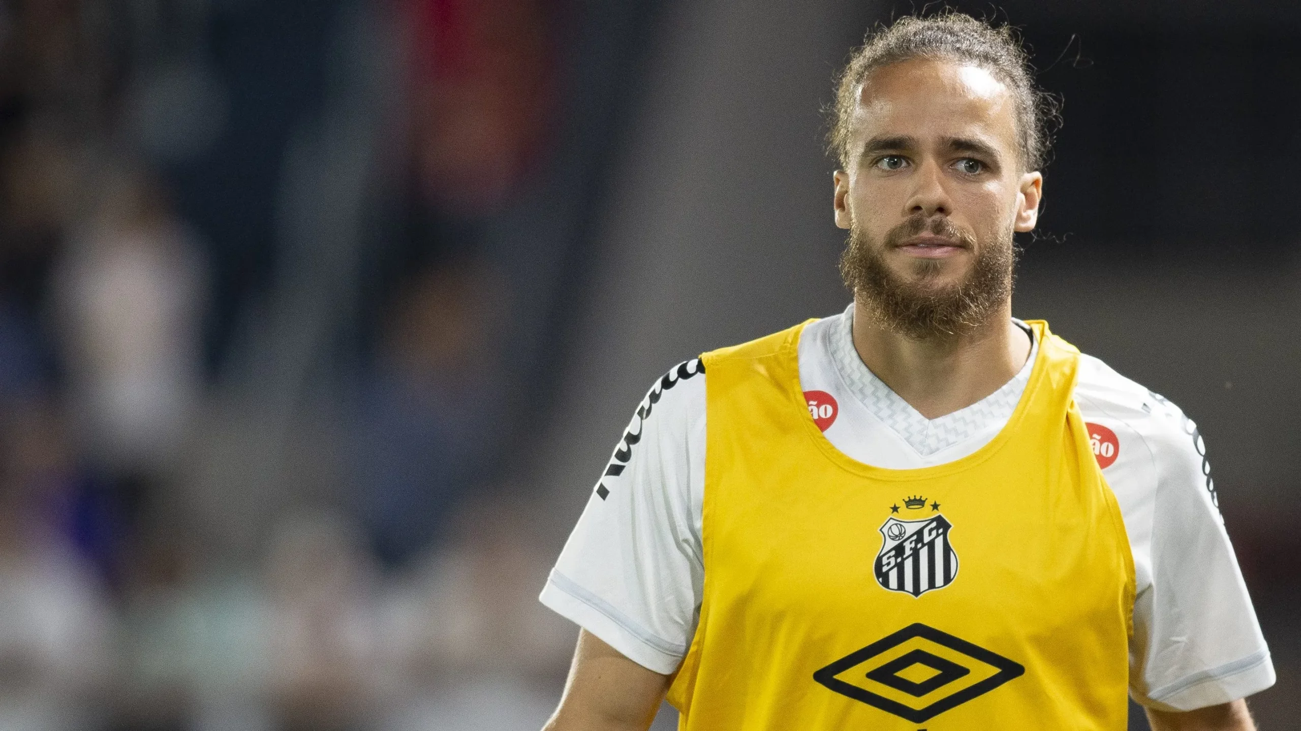Brahimi jogador do Santos durante partida contra o Bragantino no estadio Cicero De Souza Marques pelo campeonato Brasileiro A 2025. Foto: Anderson Romao/AGIF
