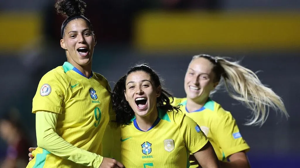 Amanda Gutierres, Duda Sampaio e Isa Haas (ao fundo) comemoram gol do Brasil sobre a Venezuela, pela Copa América Feminina