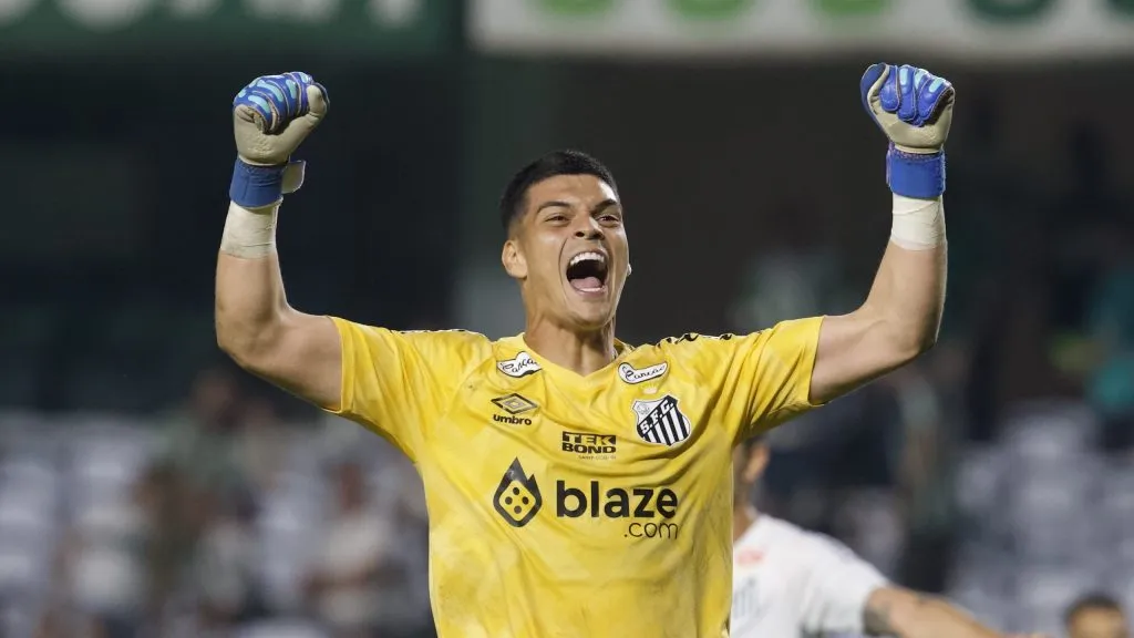 Gabriel Brazao do Santos comemora vitória no final da partida contra o Coritiba,Hedeson Alves/AGIF