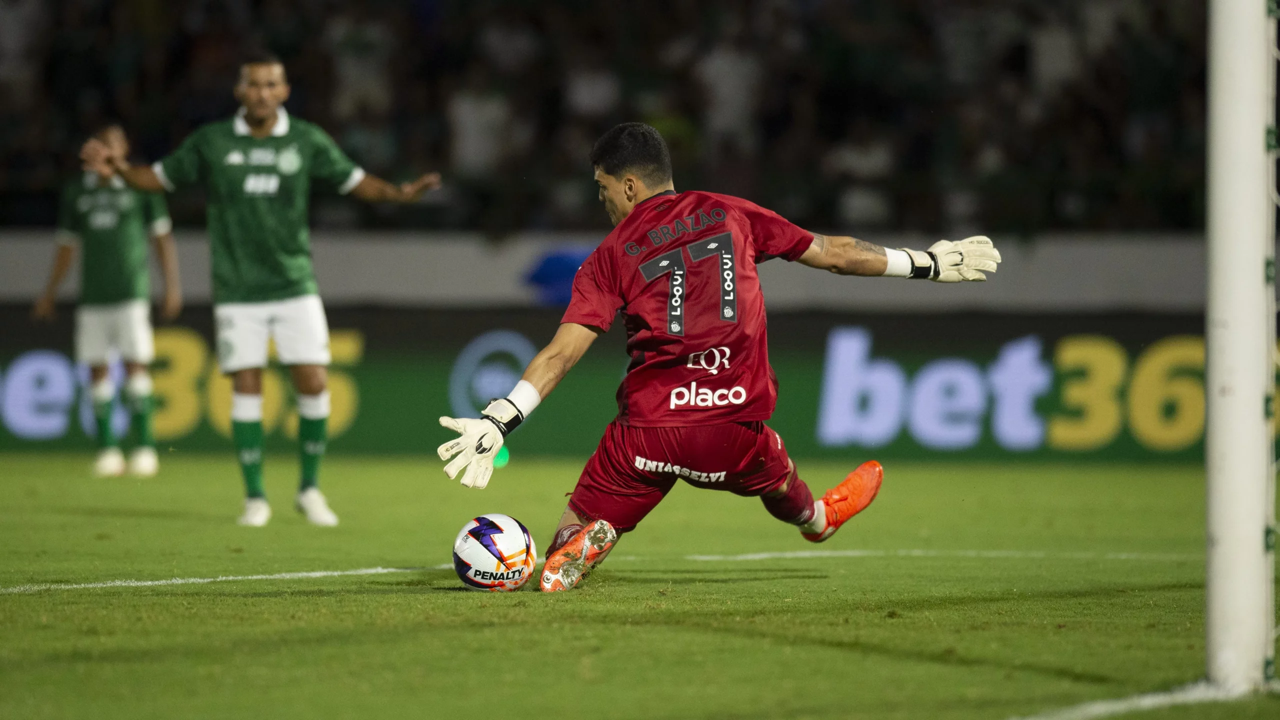 Gabriel Brazão jogador do Santos durante partida contra o Guarani no estadio Brinco de Ouro pelo campeonato Paulista 2026. Foto: Anderson Romao/AGIF
