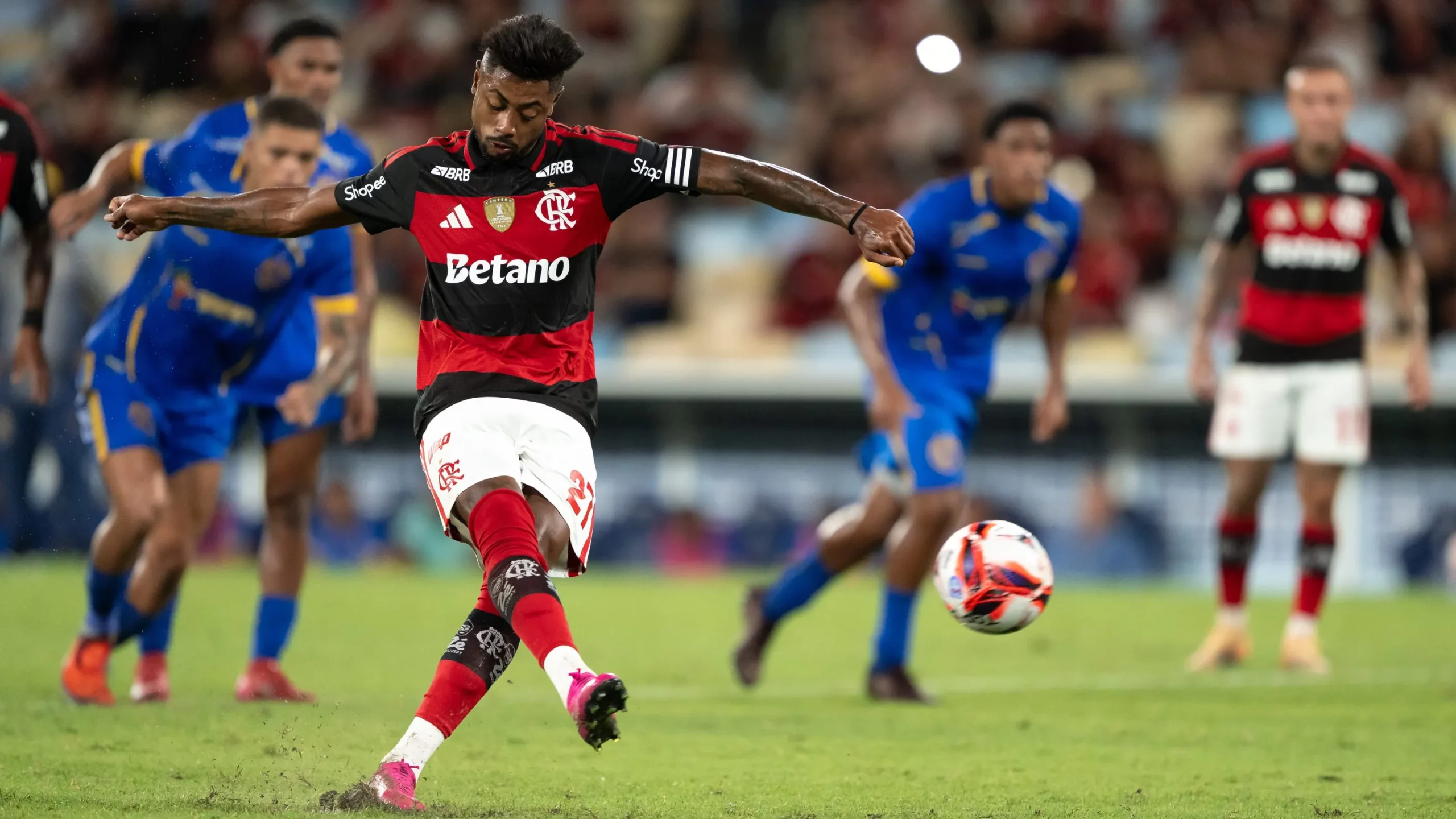 Bruno Henrique jogador do Flamengo cobra penalti durante partida contra o Sampaio Correa no estadio Maracana pelo campeonato Carioca 2026. Foto: Jorge Rodrigues/AGIF