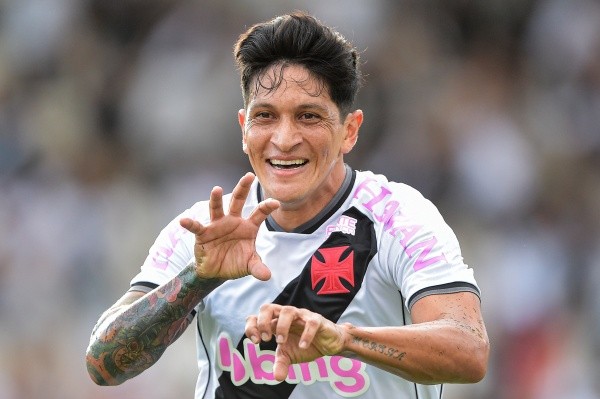 Foto:Thiago Ribeiro/AGIF – Cano está livre no mercado após saída do Vasco. Santos é um dos interessados