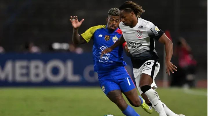 Carrillo em partida contra o Universidad Central