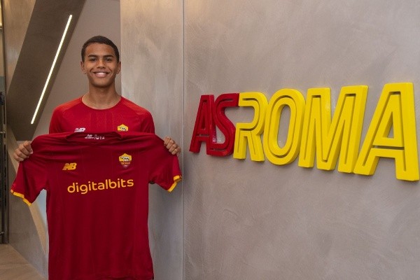 João Cesco deixou Corinthians diretamente para a Roma, onde assinou contrato até 2025 (Foto: Divulgação/Site Oficial Roma)