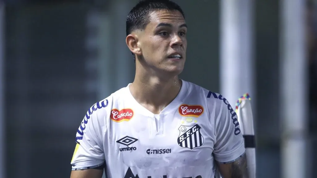 JP Chermont jogador do Santos durante partida contra o Mirassol no estadio Vila Belmiro pelo campeonato Paulista 2025. Foto: Reinaldo Campos/AGIF