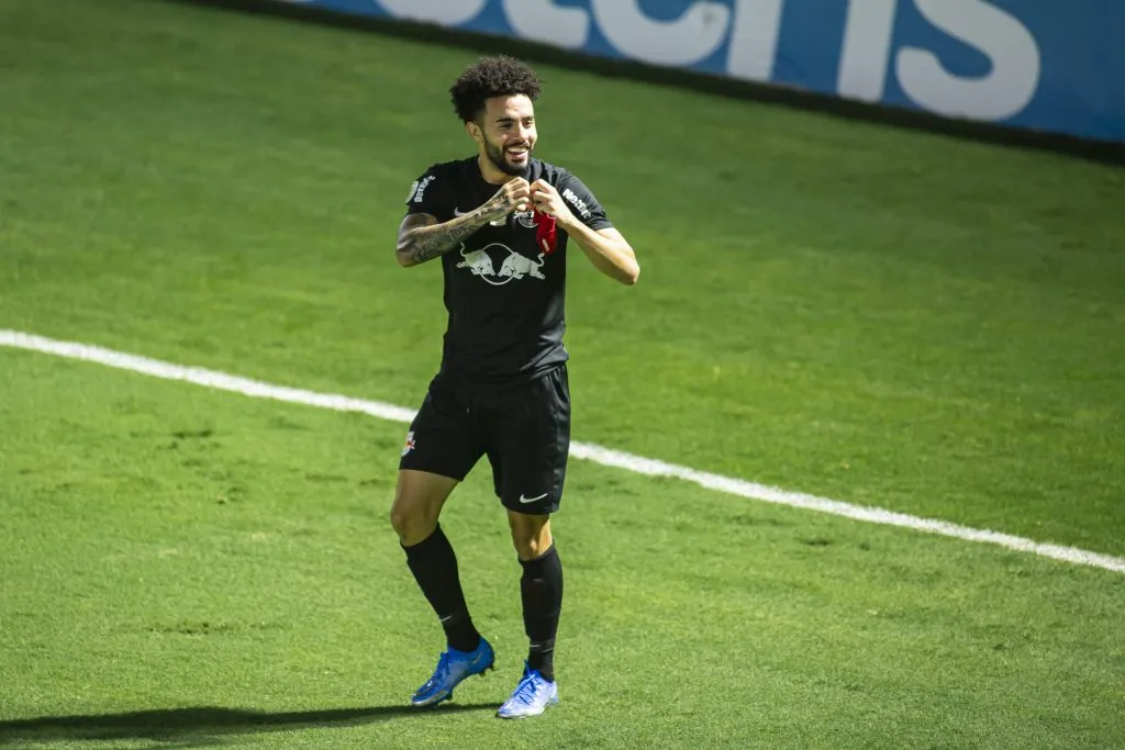 Claudinho, na época pelo Bragantino, comemora seu gol durante partida contra o Gremio, no Nabi Abi Chedid, pelo Campeonato Brasileiro A 2020. Foto: Diogo Reis / AGIF