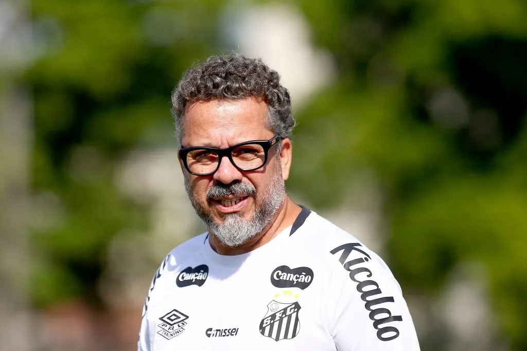 Cléber Xavier terá dois desfalques no Santos para duelo contra o Palmeiras. Foto: Mauricio De Souza/AGIF