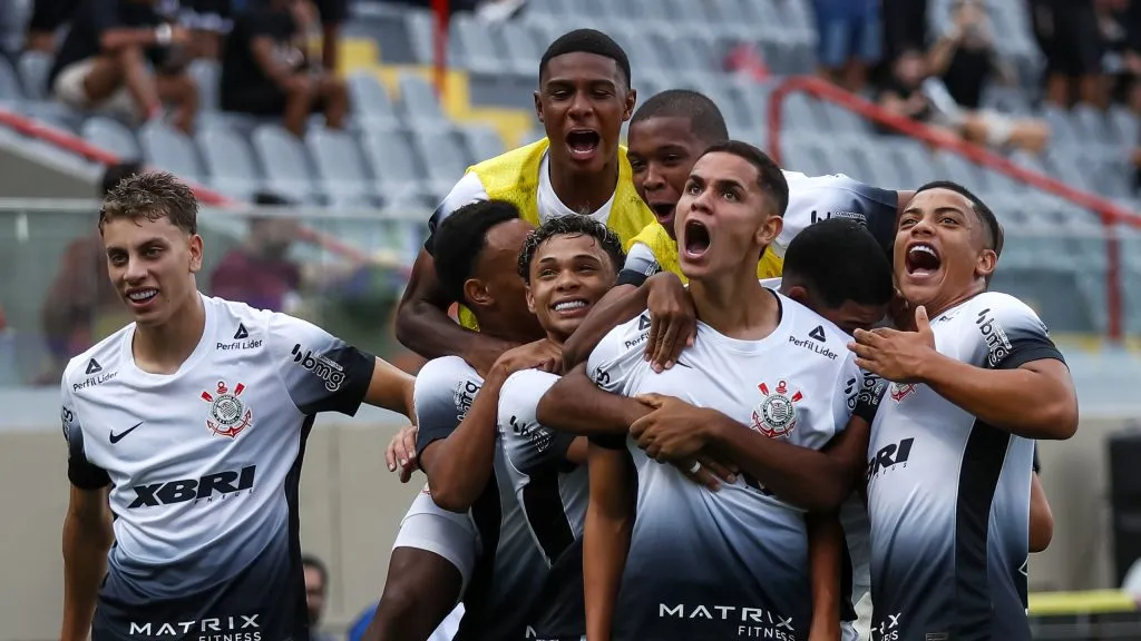 Elenco do Corinthians da Copinha 2025. Foto: Marco Miatelo/AGIF