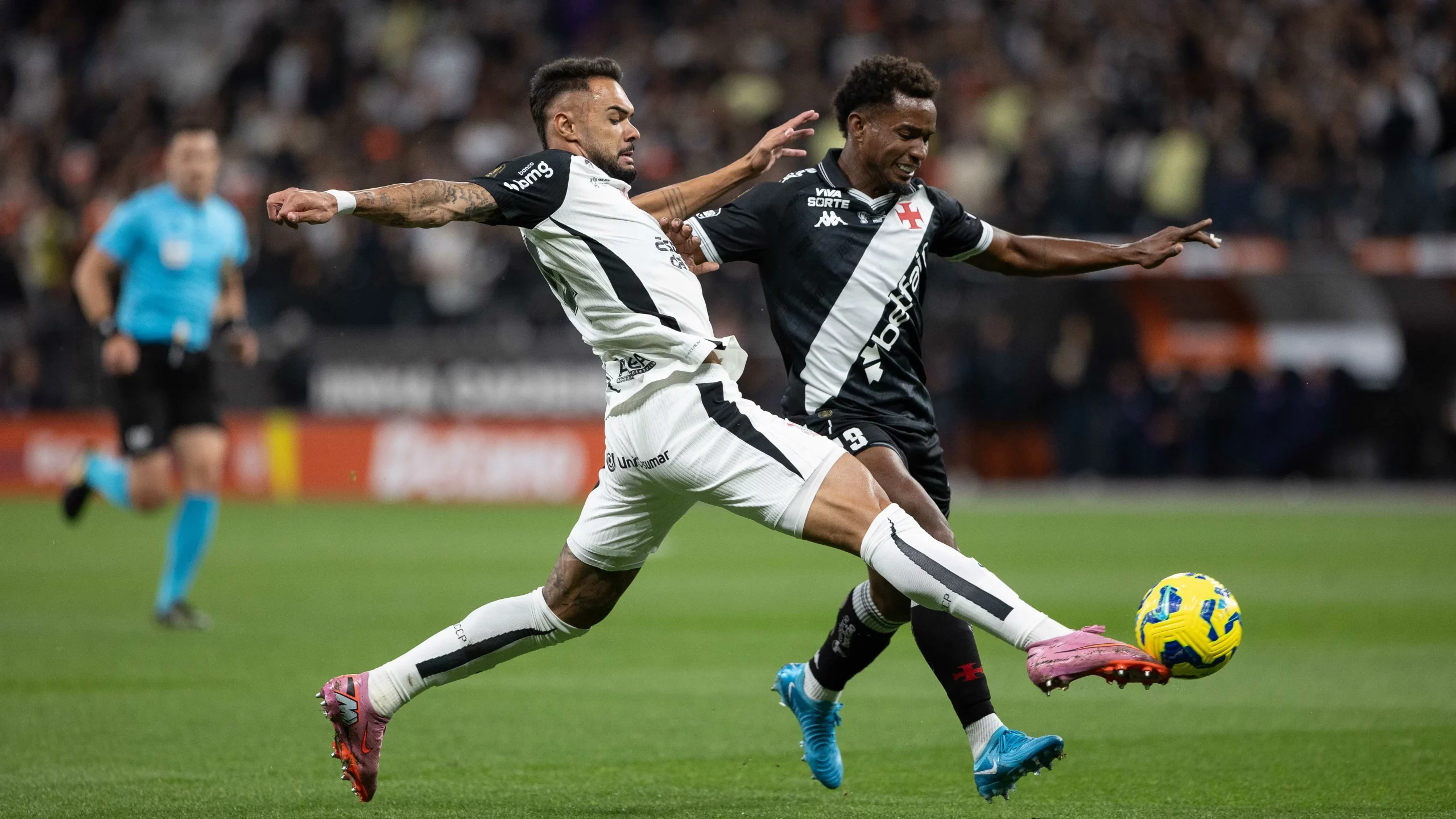 Raniele jogador do Corinthians disputa lance com Thiago Mendes jogador do Vasco durante partida no estadio Arena Corinthians pelo campeonato Copa Do Brasil 2025. Foto: Joisel Amaral/AGIF