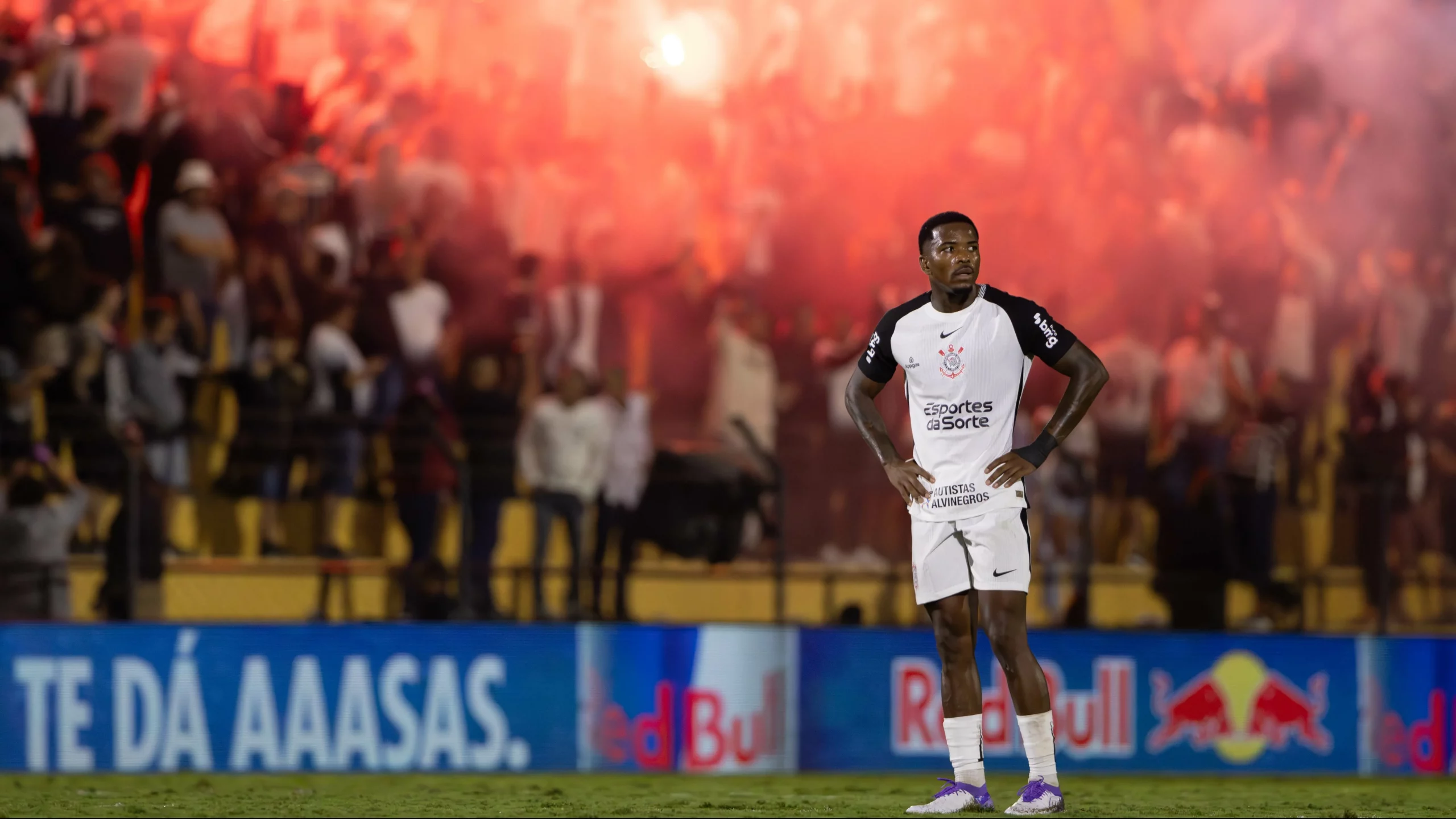 Torcida acende sinalizadores durante partida entre Novorizontino e Corinthians no estadio Jorge Ismael de Biasi pela Copa do Brasil 2025. Foto: Joisel Amaral/AGIF