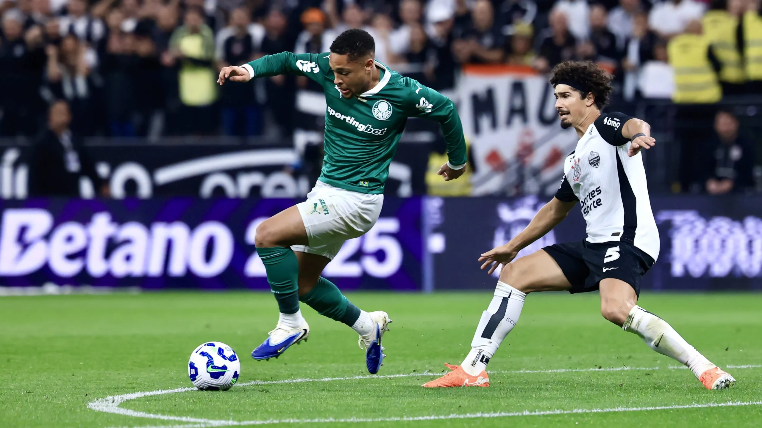 André Ramalho jogador do Corinthians disputa lance com Vitor Roque jogador do Palmeiras durante partida no estadio Arena Corinthians pelo campeonato Brasileiro A 2025. Foto: Marcello Zambrana/AGIF