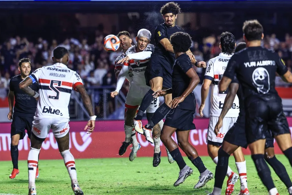 Alan Franco, do São Paulo, disputa lance com André Ramalho, do Corinthians, durante partida no Morumbis pelo Campeonato Paulista 2025. Foto: Marcello Zambrana / AGIF
