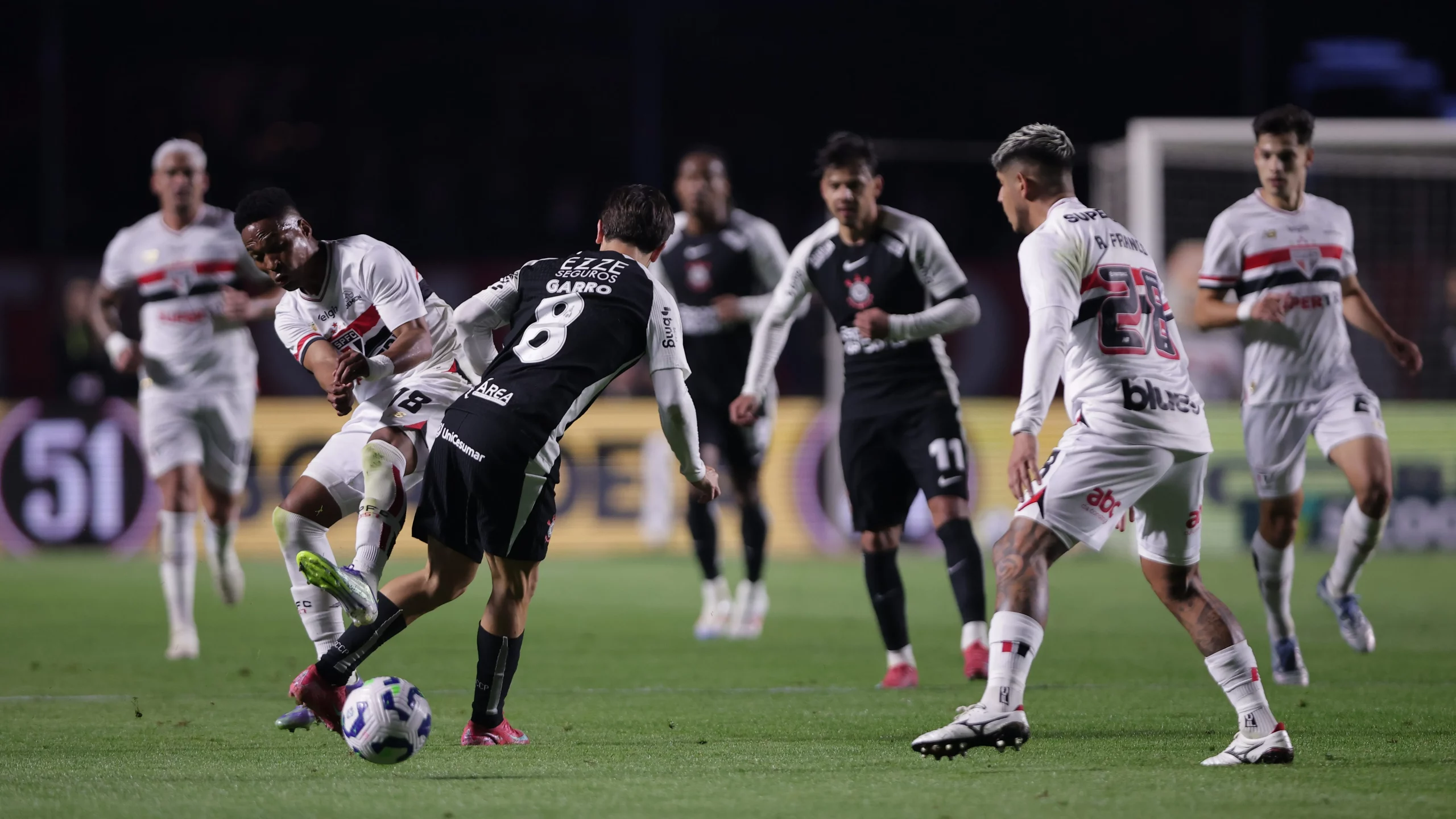Wendell jogador do Sao Paulo disputa lance com Rodrigo Garro jogador do Corinthians durante partida no estadio Morumbi pelo campeonato Brasileiro A 2025. Foto: Ettore Chiereguini/AGIF