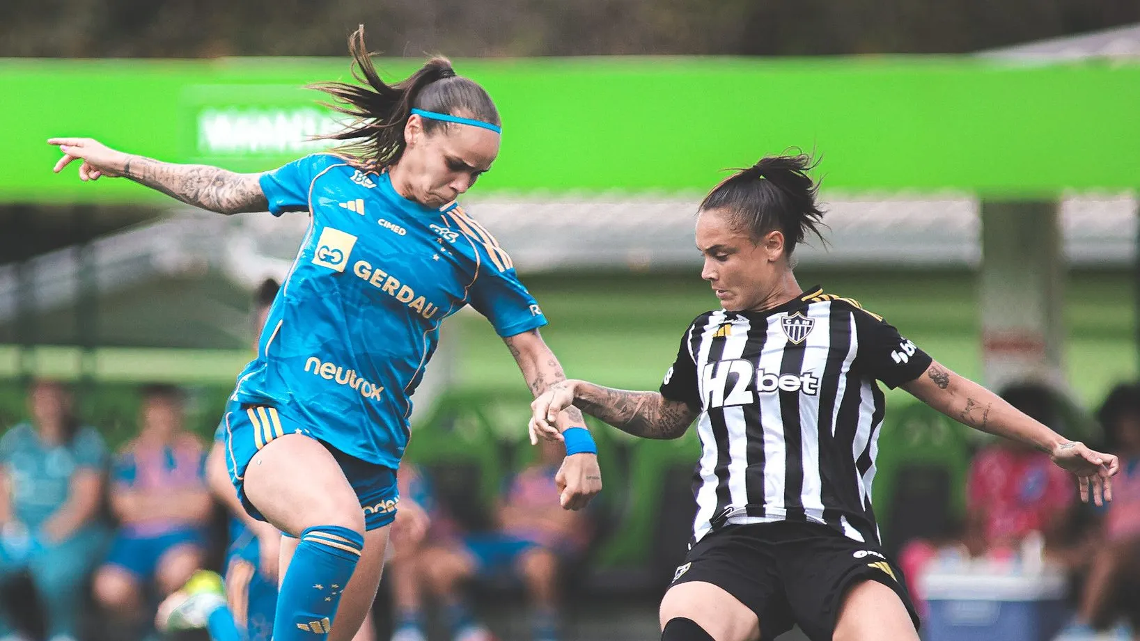 Jogadoras do Cruzeiro e Atlético-MG em campo no Mineiro Feminino