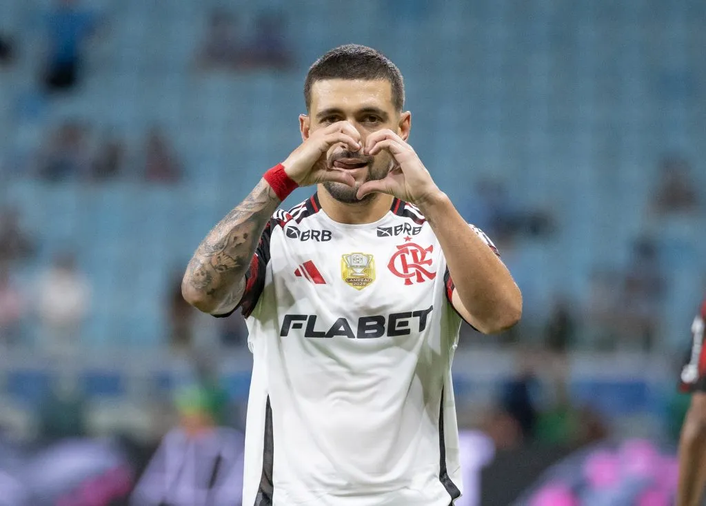 RS – PORTO ALEGRE – 13/04/2025 – BRASILEIRO A 2025, GREMIO X FLAMENGO – Giogian De Arrascaeta jogador do Flamengo comemora seu gol durante partida contra o Gremio no estadio Arena do Gremio pelo campeonato Brasileiro A 2025. Foto: Liamara Polli/AGIF