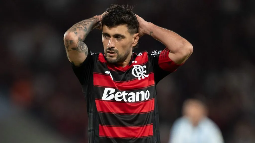 RJ – RIO DE JANEIRO – 22/10/2025 – COPA LIBERTADORES 2025, FLAMENGO X RACING – De Arrascaeta jogador do Flamengo lamenta durante partida contra o Racing no estadio Maracana pelo campeonato Copa Libertadores 2025. Foto: Jorge Rodrigues/AGIF