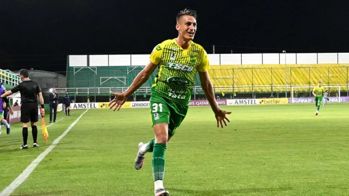 Defensa y Justicia comemorando gol contra o Sportivo Luqueño. (Foto: Getty Images)