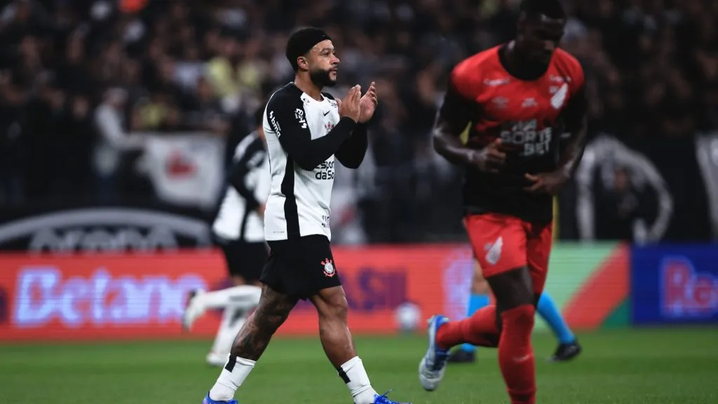 Memphis Depay, jogador do Corinthians, durante partida contra o Athletico-PR no estadio Arena Corinthians pelo campeonato Copa Do Brasil 2025. Foto: Ettore Chiereguini/AGIF