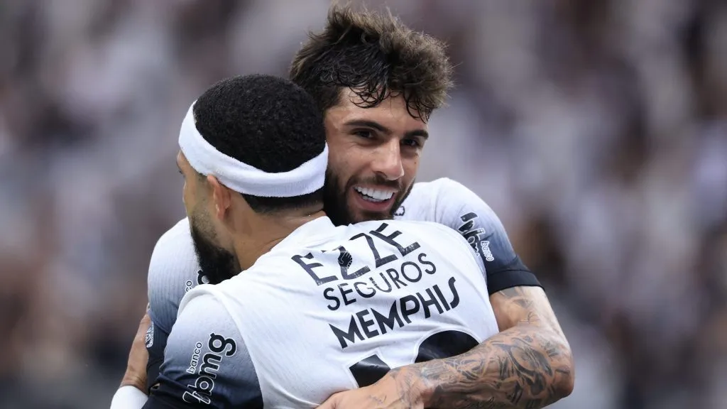 Memphis Depay jogador do Corinthians comemora seu gol com Yuri Alberto durante partida contra o Sport pelo campeonato Brasileiro A 2025. Foto: Marcello Zambrana/AGIF