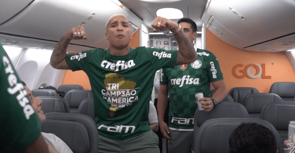 Foto: Reprodução/TV Palmeiras – Deyverson provoca Gabigol em voo do Palmeiras de volta ao Brasil