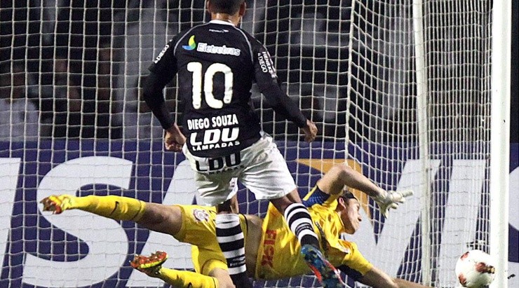 Foto: Agência AP - Lance ficou marcado na história dos dois clubes.