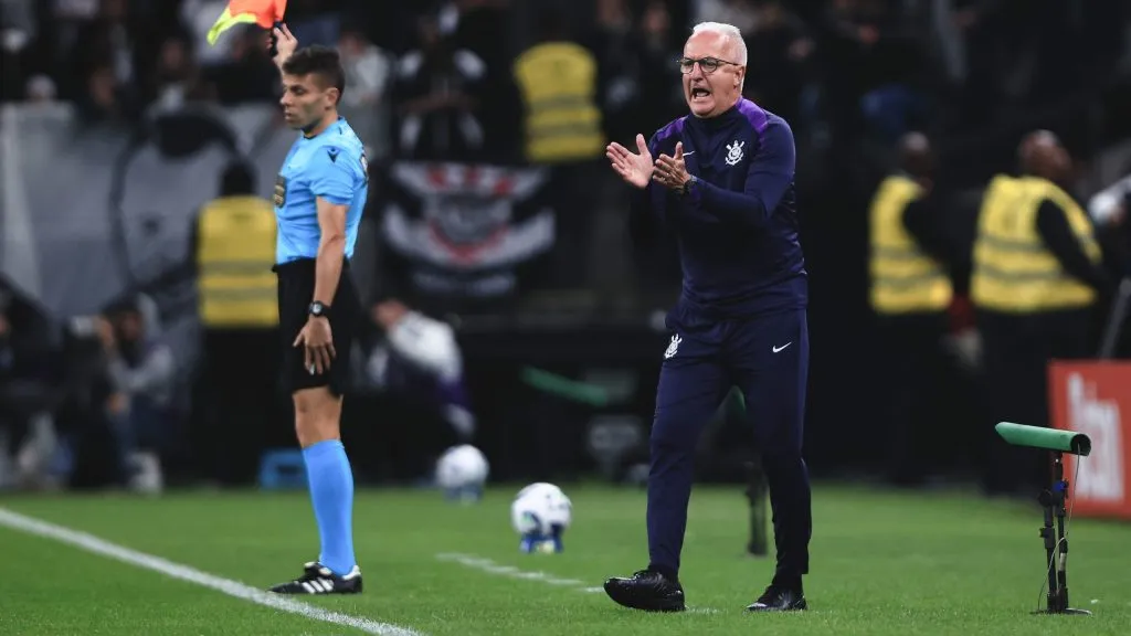 Dorival Junior tecnico do Corinthians durante partida contra o Athletico-PR no estadio Arena Corinthians pelo campeonato Copa Do Brasil 2025. Foto: Ettore Chiereguini/AGIF