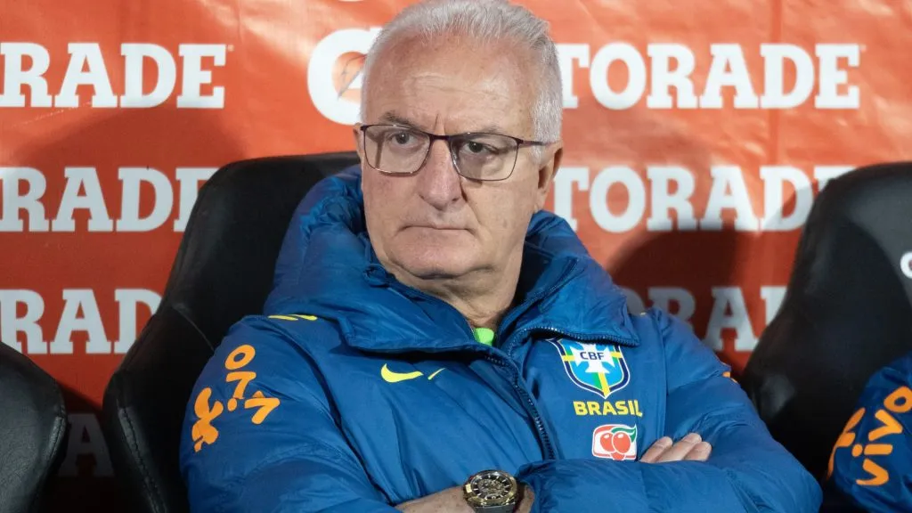 Dorival Júnior no banco de reservas durante partida da Seleção Brasileira nas Eliminatórias. Foto: Gil Gomes/AGIF