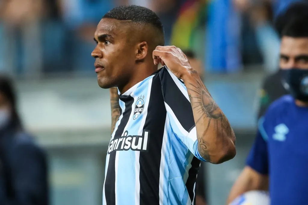 Douglas Costa comemorando gol pelo Grêmio. Foto: Pedro H. Tesch/AGIF