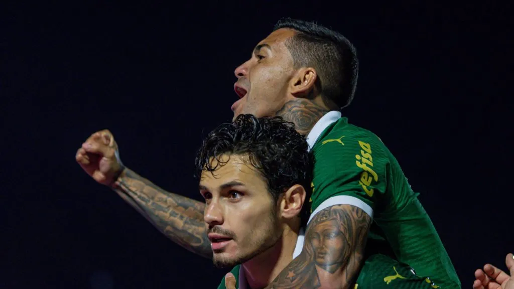 Dudu e Veiga comemorando gol em Campinas.