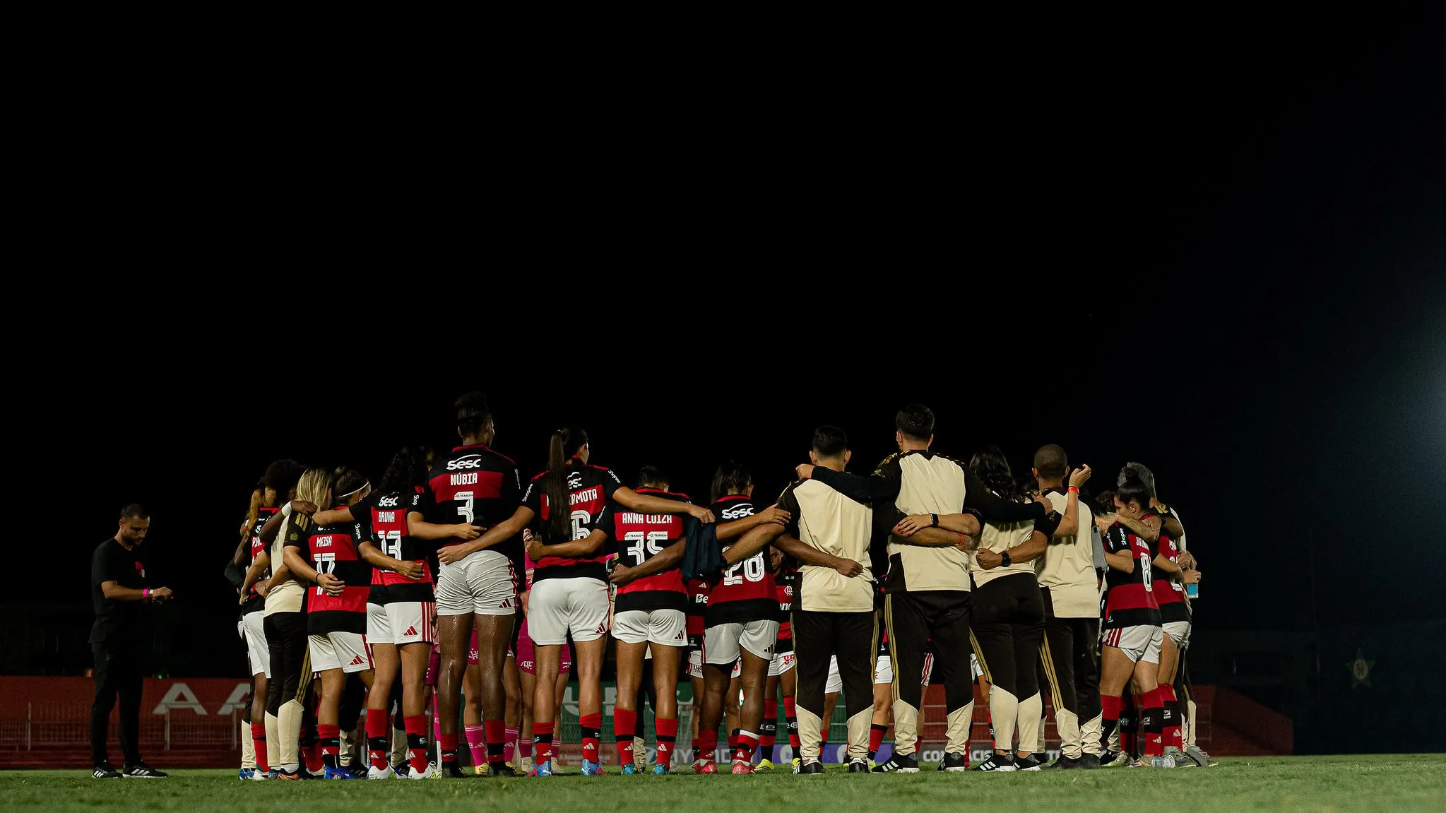Jogadoras do Flamengo reunidas em campo pelo Brasileiro Feminino