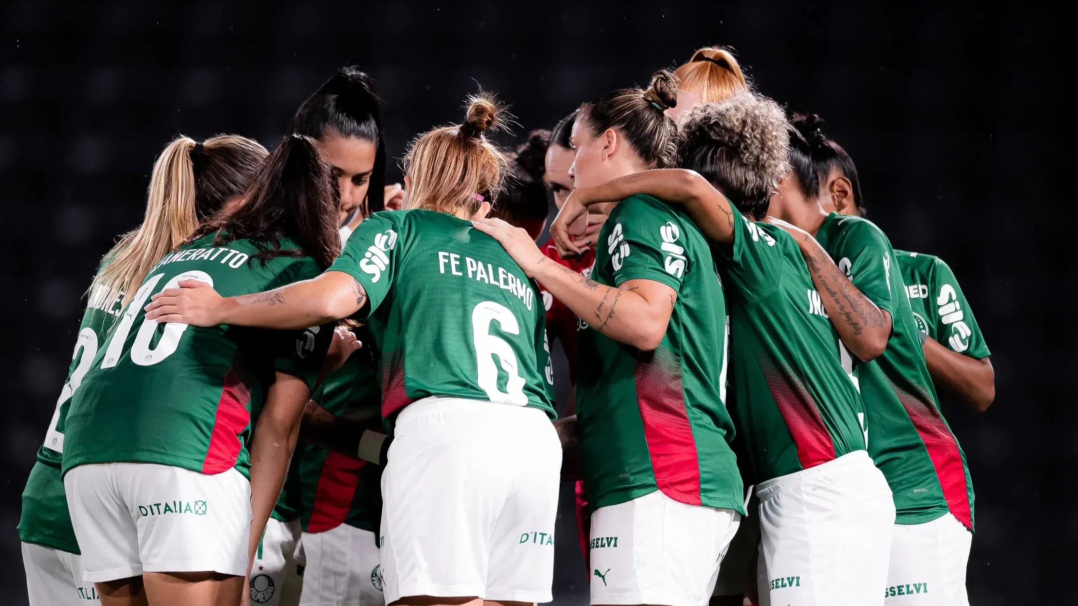 Elenco feminino do Palmeiras em campo