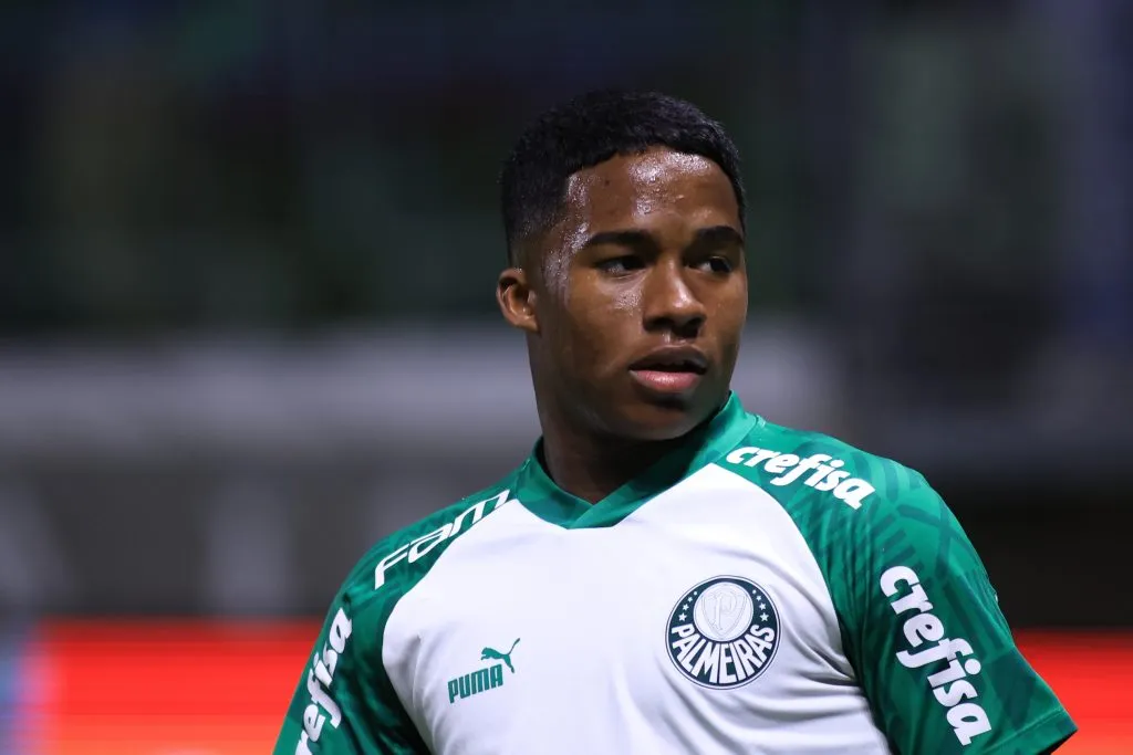 Endrick durante aquecimento antes da partida contra o Goias – Foto: Marcello Zambrana/AGIF