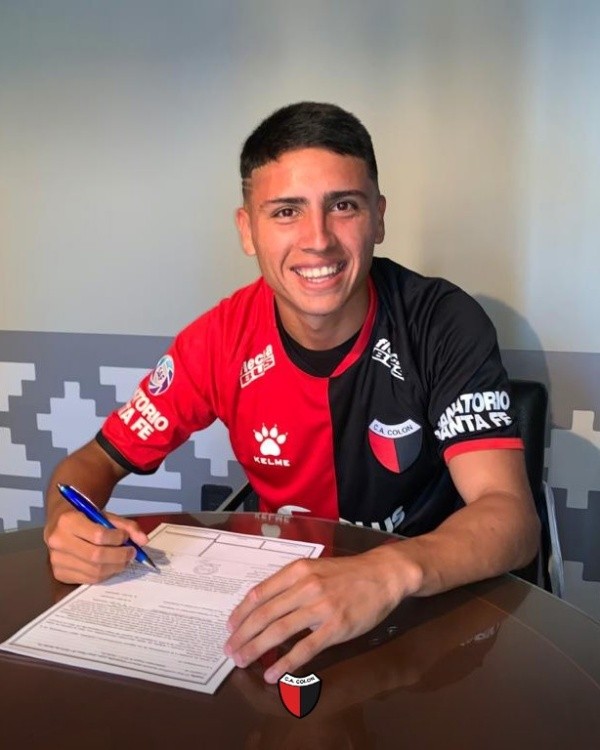 Foto: Divulgação/Club Atlético Colón – Em fevereiro, o jogador renovou seu contrato por mais três anos