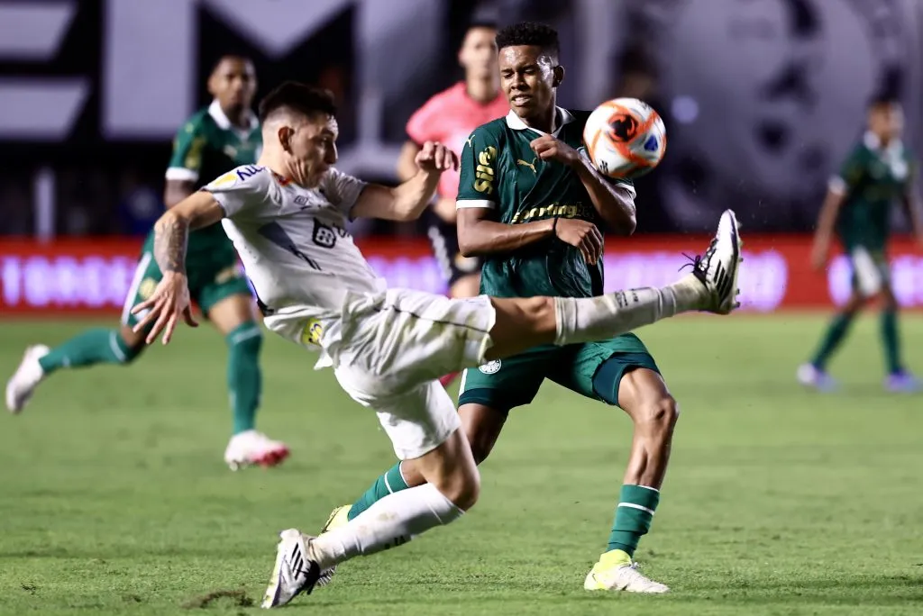 SP – SANTOS – 22/01/2025 – PAULISTA 2025, SANTOS X PALMEIRAS – Estevao jogador do Palmeiras durante partida contra o Santos no estadio Vila Belmiro pelo campeonato Paulista 2025. Foto: Marcello Zambrana/AGIF