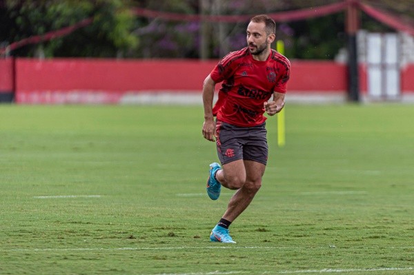 Everton Ribeiro pode atuar na ala - Foto: Paula Reis / Flamengo