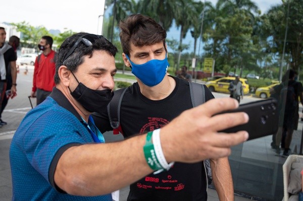 Elenco foi recepcionado pela torcida ao chegar em Chapecó | Crédito: Alexandre Vidal/ CRF