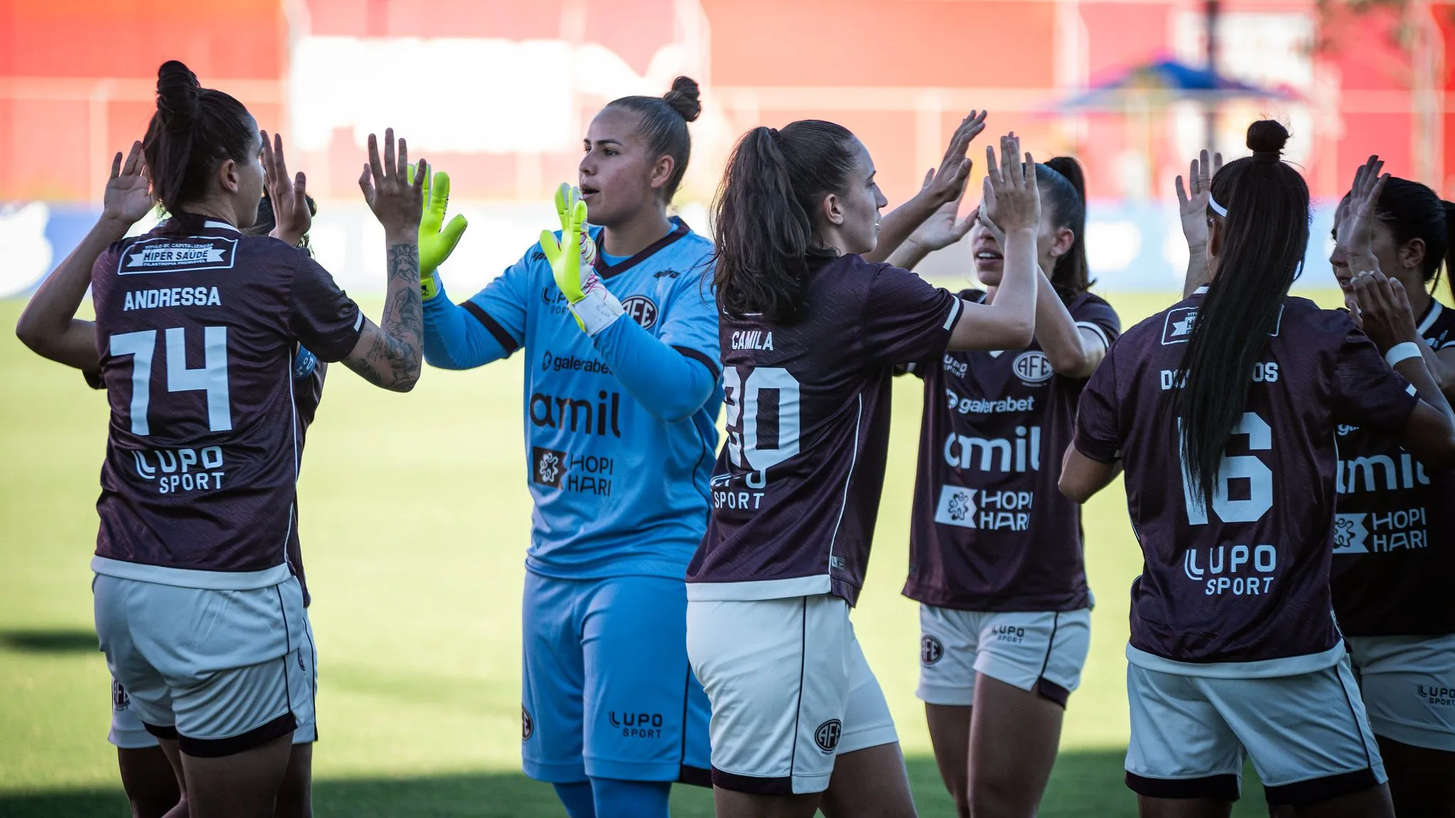 Elenco feminino da Ferroviária em campo