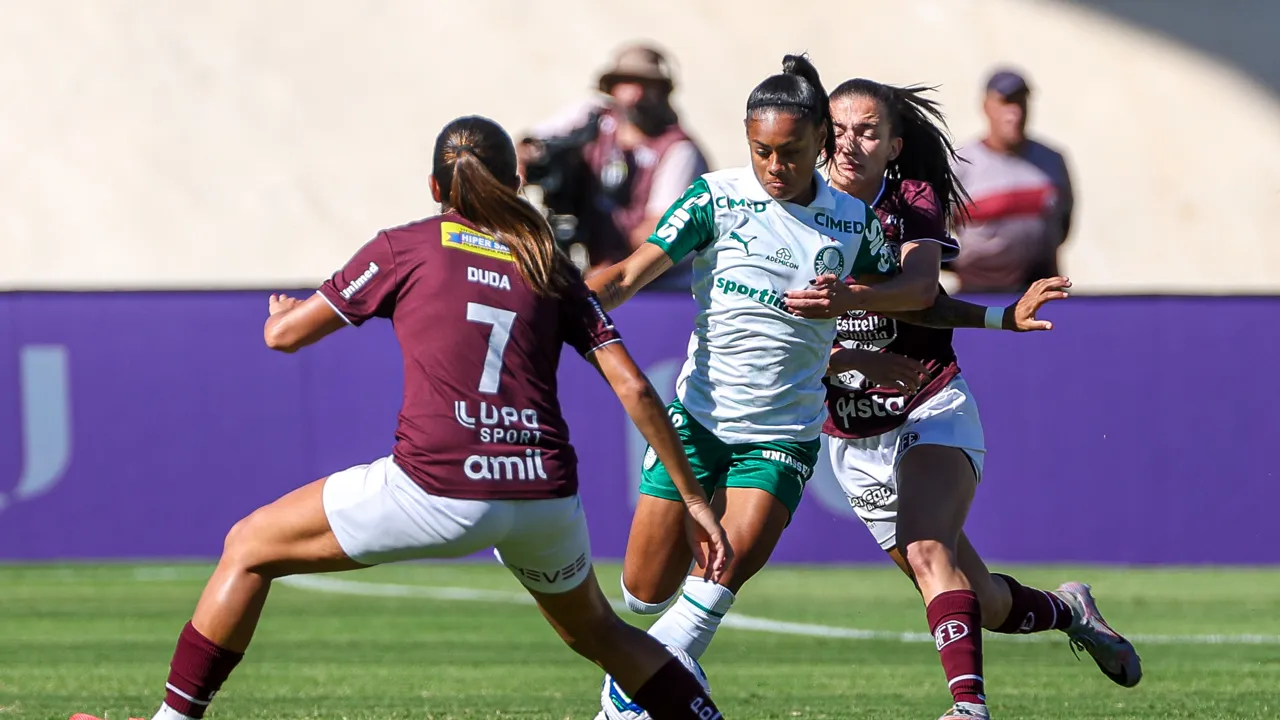 Ferroviária e Palmeiras no jogo de ida da semifinal do Paulista Feminino