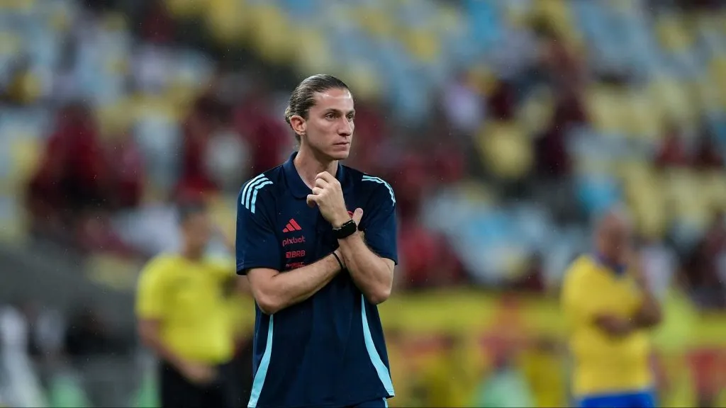 Filipe Luís no comando do Flamengo. Foto: Thiago Ribeiro/AGIF