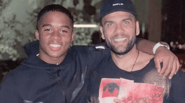 Endrick e Daniel Alves se encontraram após o duelo entre Barcelona e Napoli. Foto: Divulgação