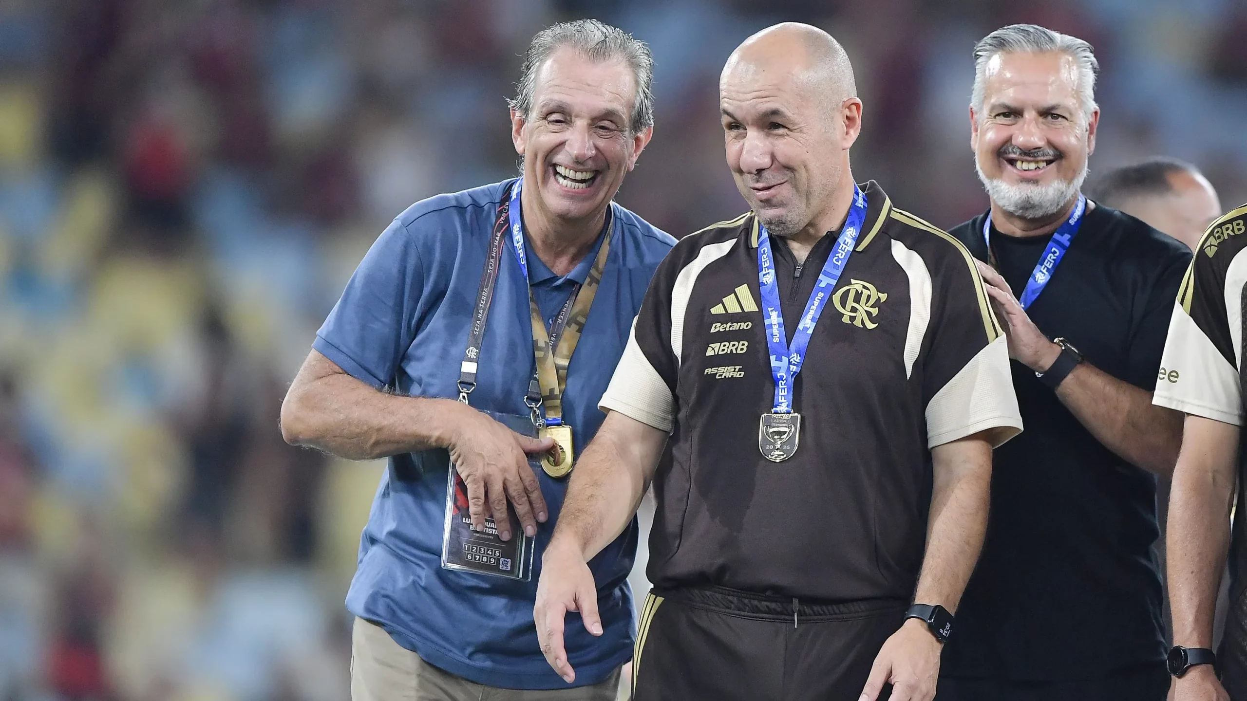 RJ – RIO DE JANEIRO – 08/03/2026 – CARIOCA 2026, FLUMINENSE X FLAMENGO – Leonardo Jardim, Bap e Boto dirigentes do Flamengo levanta a taca de campeao durante cerimonia de premiacao ao final da partida contra o Fluminense no estadio Maracana pela decisao do campeonato Carioca 2026. Foto: Thiago Ribeiro/AGIF
