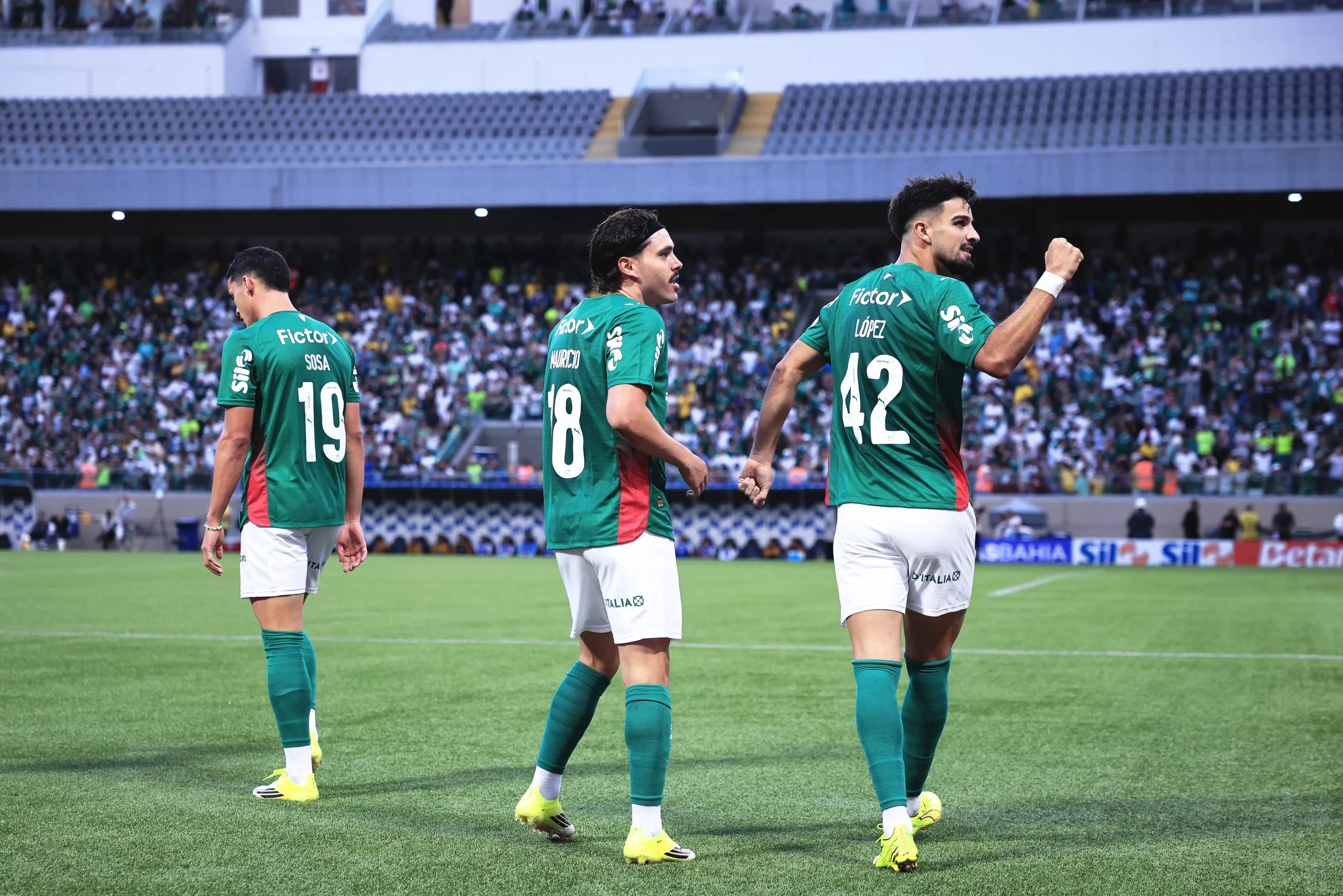 Flaco López comemora seu gol no clássico. Foto: Ettore Chiereguini/AGIF