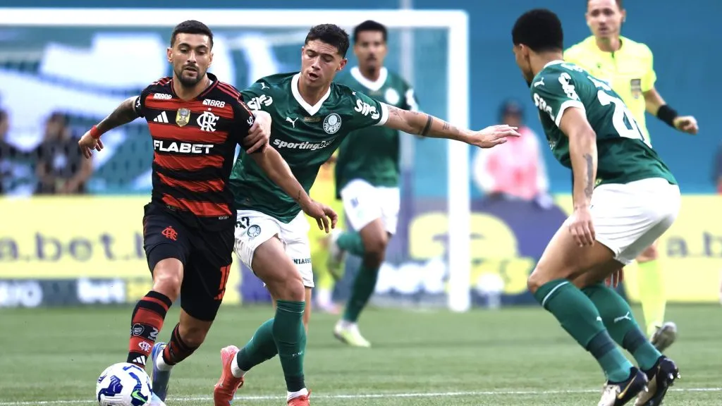 Emiliano martinez jogador do Palmeiras disputa lance com De Arrascaeta jogador do Flamengo durante partida no estádio Arena Allianz Parque pelo campeonato Brasileiro A 2025. Foto: Marcello Zambrana/AGIF