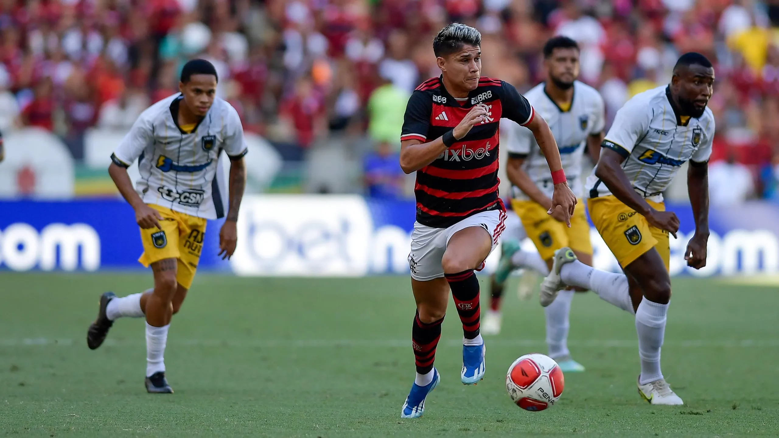 Luiz Araujo jogador do Flamengo durante partida contra o Volta Redonda no estadio Maracana pelo campeonato Carioca 2024. Foto: Thiago Ribeiro/AGIF