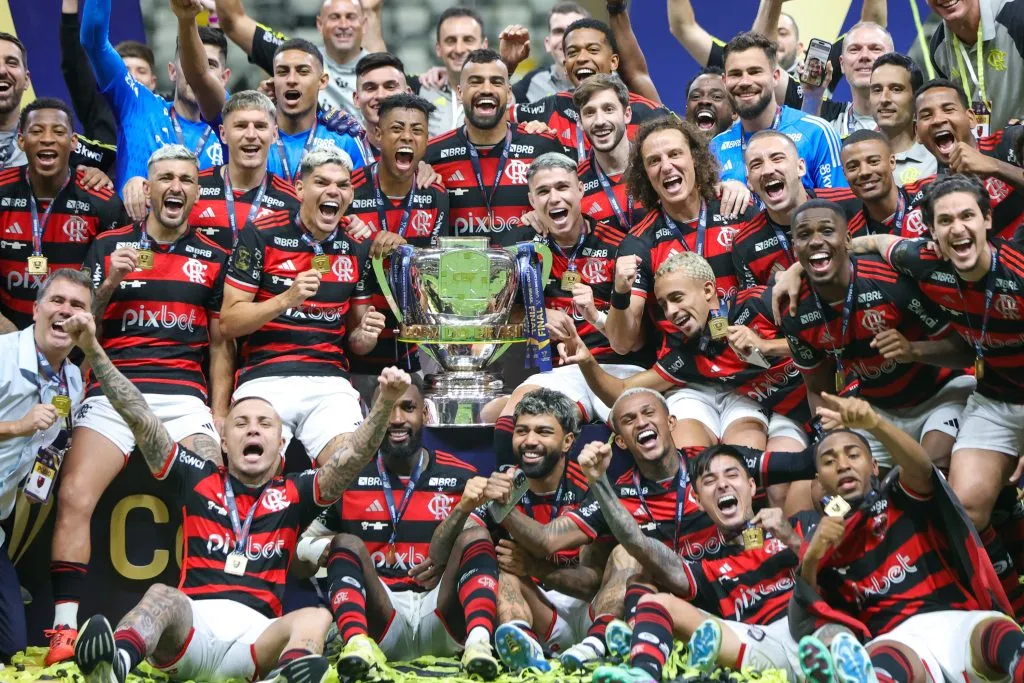 Jogadores do Flamengo comemoram o título de campeão e levantam a taça da Copa do Brasil ao final da partida contra o Atlético-MG na Arena MRV, em Belo Horizonte.  Foto: Gilson Lobo / AGIF