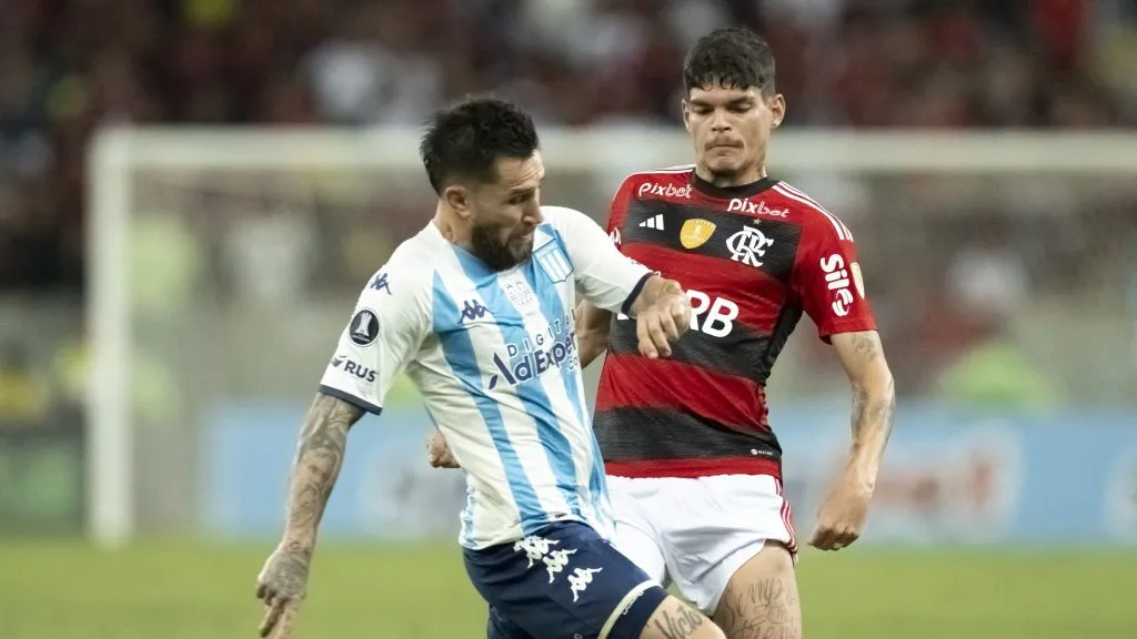 Ayrton Lucas jogador do Flamengo disputa lance com Gomez jogador do Racing durante partida no estadio Maracana pelo campeonato Libertadores 2023. Foto: Jorge Rodrigues/AGIF