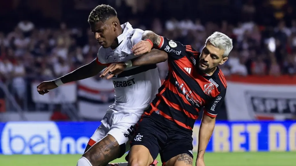 Arboleda jogador do Sao Paulo disputa lance com Arrascaeta jogador do Flamengo durante partida no estadio Morumbi pelo campeonato Brasileiro A 2024. Foto: Marcello Zambrana/AGIF
