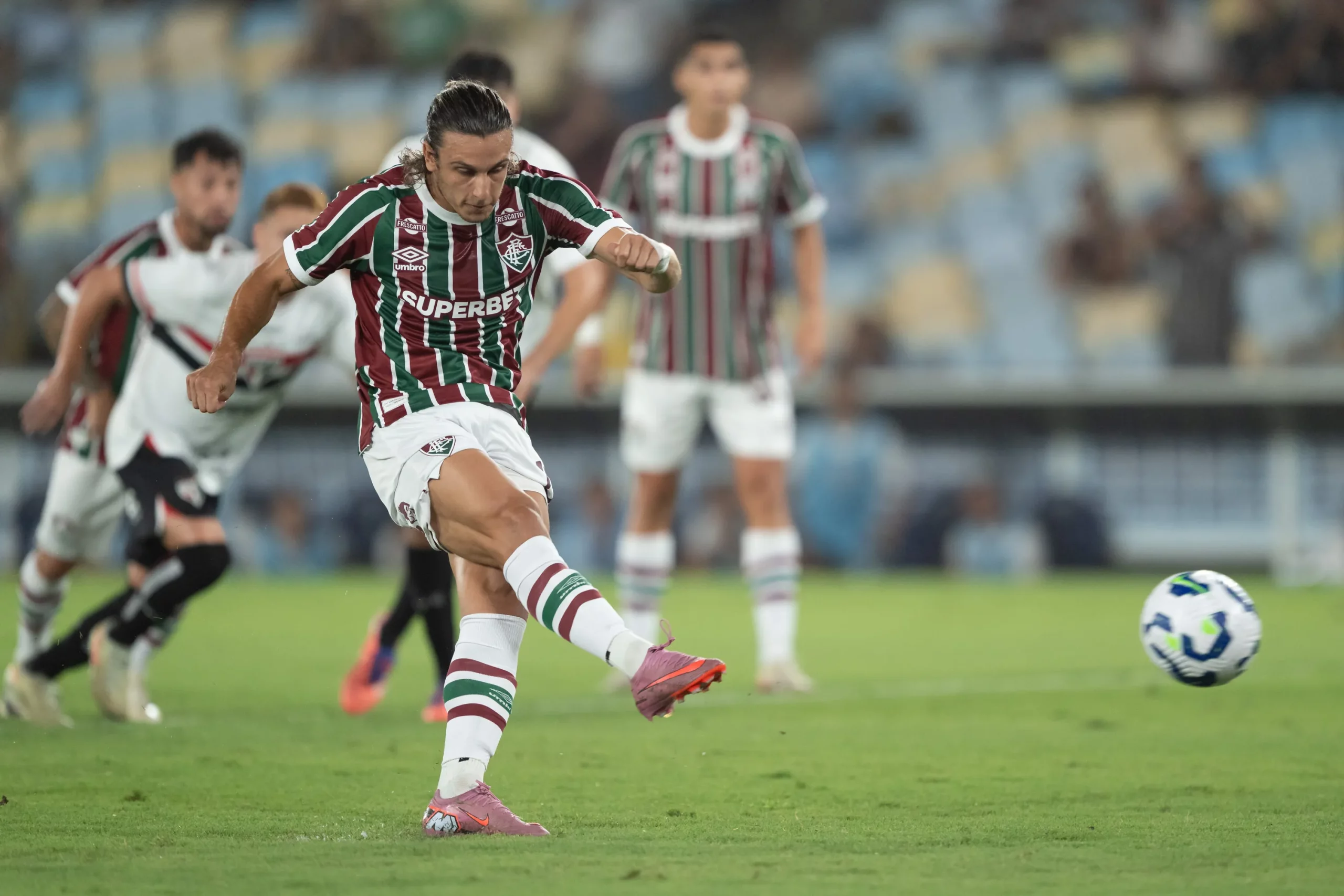 RJ – RIO DE JANEIRO – 27/11/2025 – BRASILEIRO A 2025, FLUMINENSE X SAO PAULO – Canobbio jogador do Fluminense cobra penalti durante partida contra o Sao Paulo no estadio Maracana pelo campeonato Brasileiro A 2025. Foto: Jorge Rodrigues/AGIF