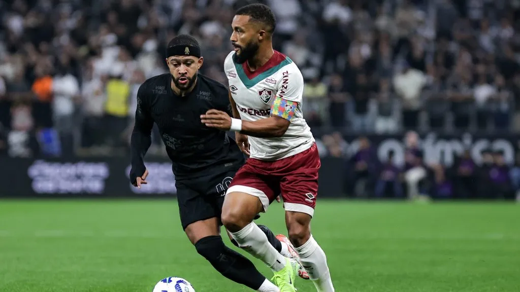 Depay jogador do Corinthians disputa lance com Samuel Xavier jogador do Fluminense durante partida no estadio Arena Corinthians pelo campeonato Brasileiro A 2025.   Foto: Fabio Giannelli/AGIF