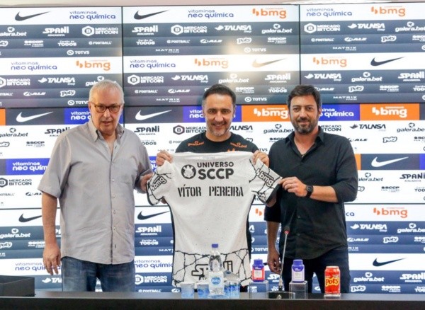 Foto: Twitter Oficial SC Corinthians/Rodrigo Coca     VP fala sobre motivo de escolha pelo Timão